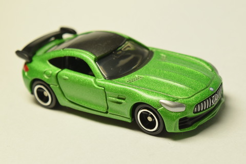 トミカ 綺麗なグリーンカラーのメルセデスベンツ-AMG GT R