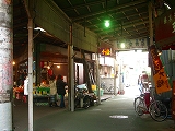 八百屋と店
