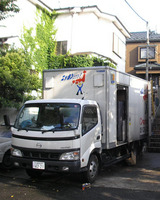 住宅街のトラック