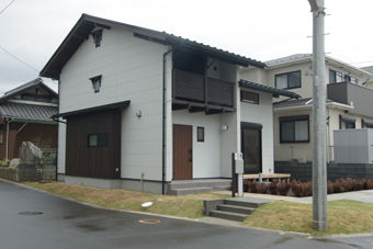 横から