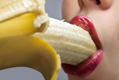 woman-eating-banana