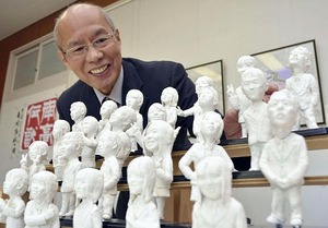 【画像あり】校長が卒業生全員分のフィギュアを作成