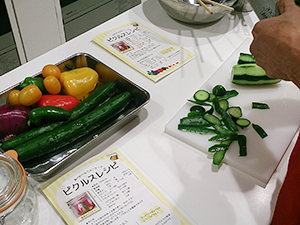 野菜を切る