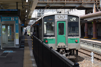 新白河駅に停車中の701系