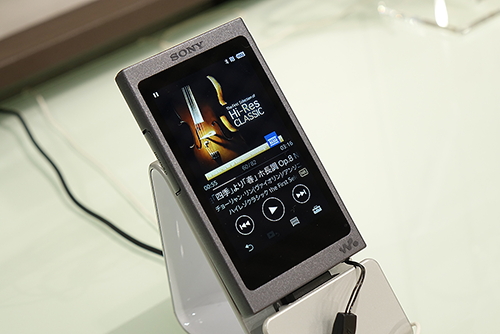 手軽にノイズキャンセリング&外音取り込みに対応した WALKMAN 手軽にノイズキャンセリング&外音取り込みに対応した WALKMAN