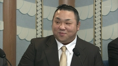 佐ノ山親方（元大関千代大海）のスーツ姿