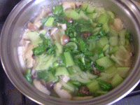 出しに茸と油揚げ 根を入れる ふた 葉