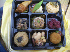 mitukosiお弁当ベンチお弁当開く