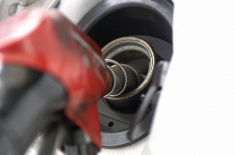 ガソリンスタンド ピーク時の6万件から半減 家庭で充電できるEV電気自動車の普及加速