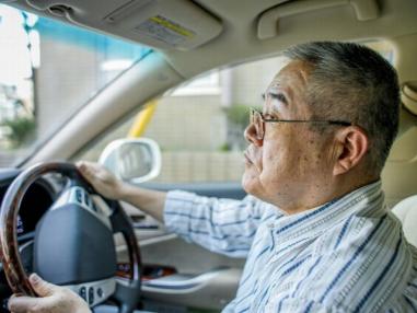 高齢者は車の運転をするな