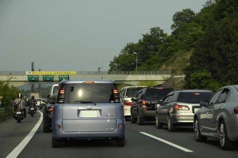 高速で渋滞はどの車線を走るのが1番速いの？