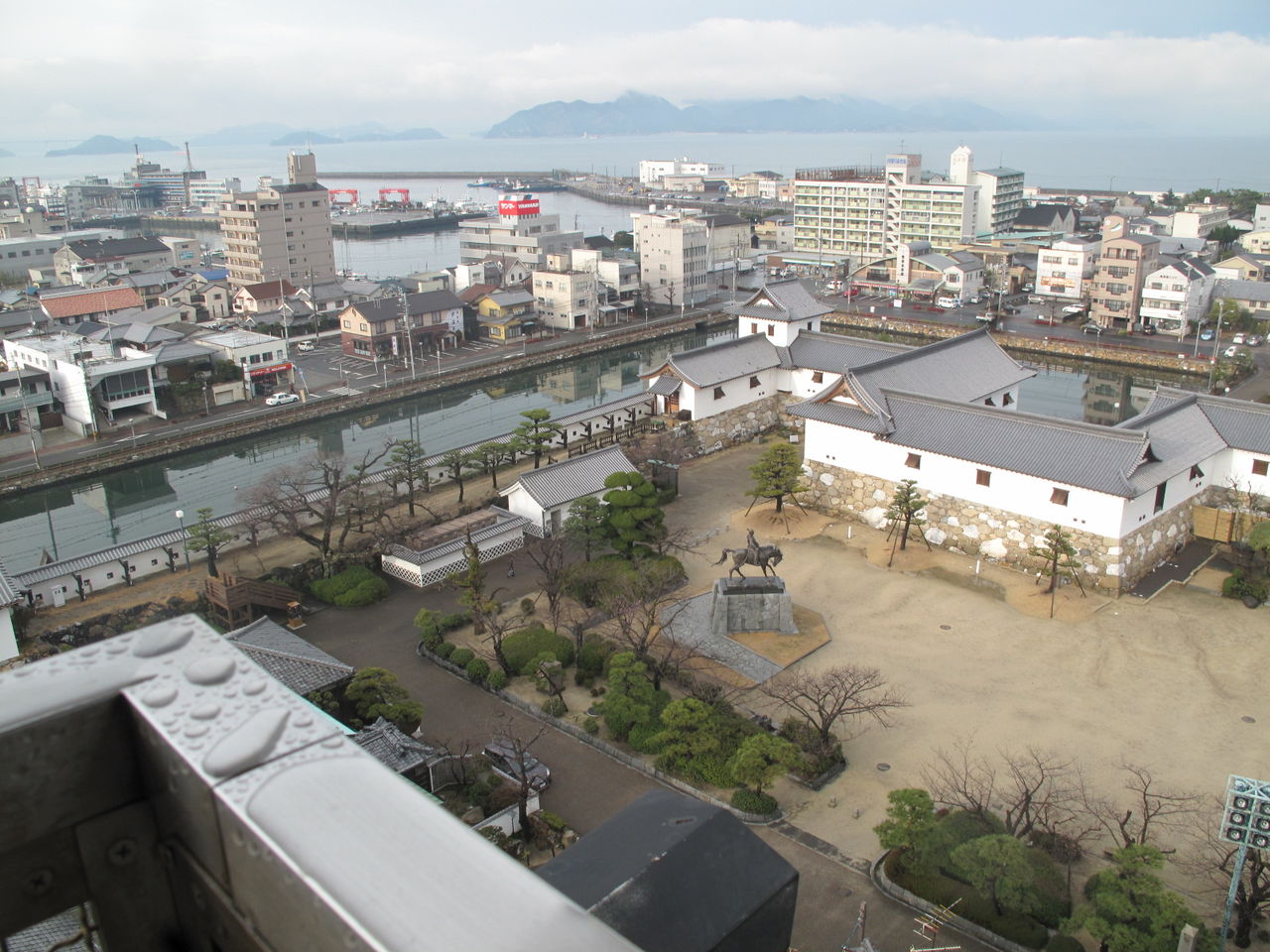 今治城の天守閣から海を見る