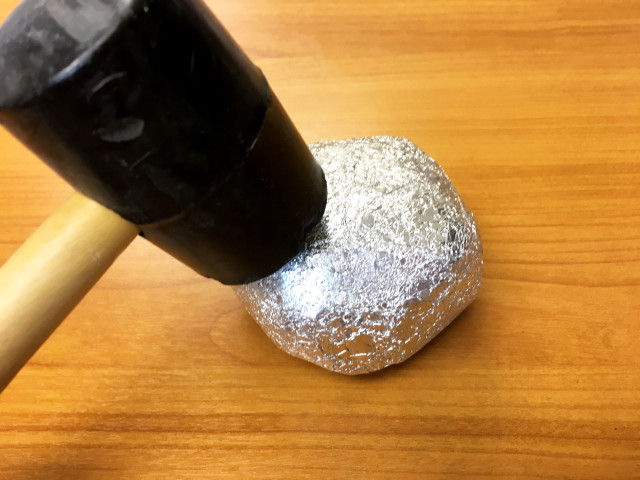 「アルミホイルをひたすら叩いて○○にする」流行に疑問の声 → 賛同や哲学的な回答あつまる