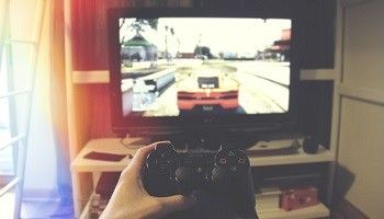 酒飲みながらゲームする人って何を一緒に食べてる?