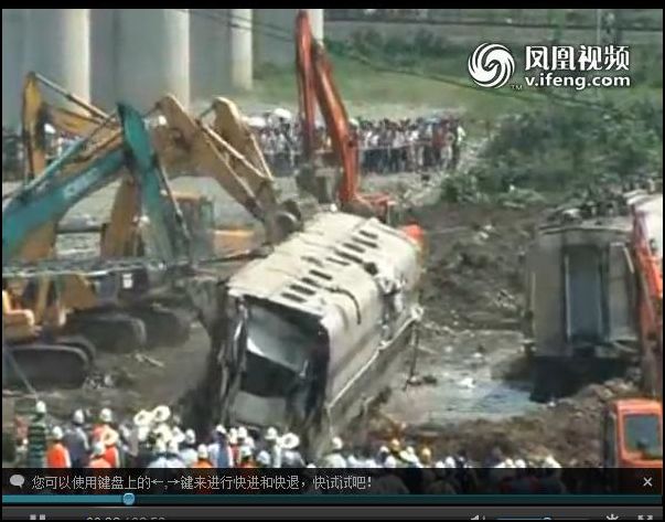 中国高速鉄道事故  証拠隠滅開始か 事故車両を埋め始める模様