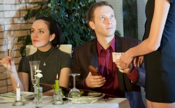 date_man_paying_bill