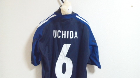 内田篤人さん日本代表背番号が6から2に変更になったのを受け、残された