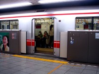 20090404_東京メトロ_丸の内線_ホームドア_1331_DSC00071