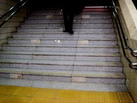 20170213_JR京葉線_東京駅_ホーム階段_カロリー_0817_DSC00679