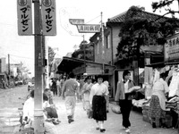 1958年_昭和33年_船橋市本町_国鉄船橋駅前通り商店街_040