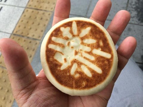竹林堂 甘酒饅頭手の上