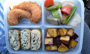 えびフライと卵焼きのお弁当