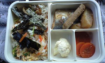 ちらし寿司と魚と野菜のお弁当