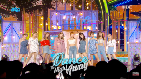 twice軍 モモは前線に出陣するたびに敵将の首を持って帰る優秀なダンス指揮官 dance the night away ショー k popの中心 twiceまとめ ワロタウン