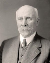 200px-Philippe_Pétain_(en_civil,_autour_de_1930)