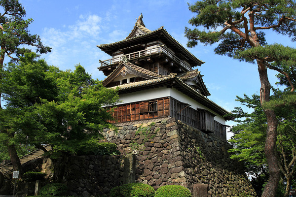 1280px-Maruoka_Castle_20100529-01