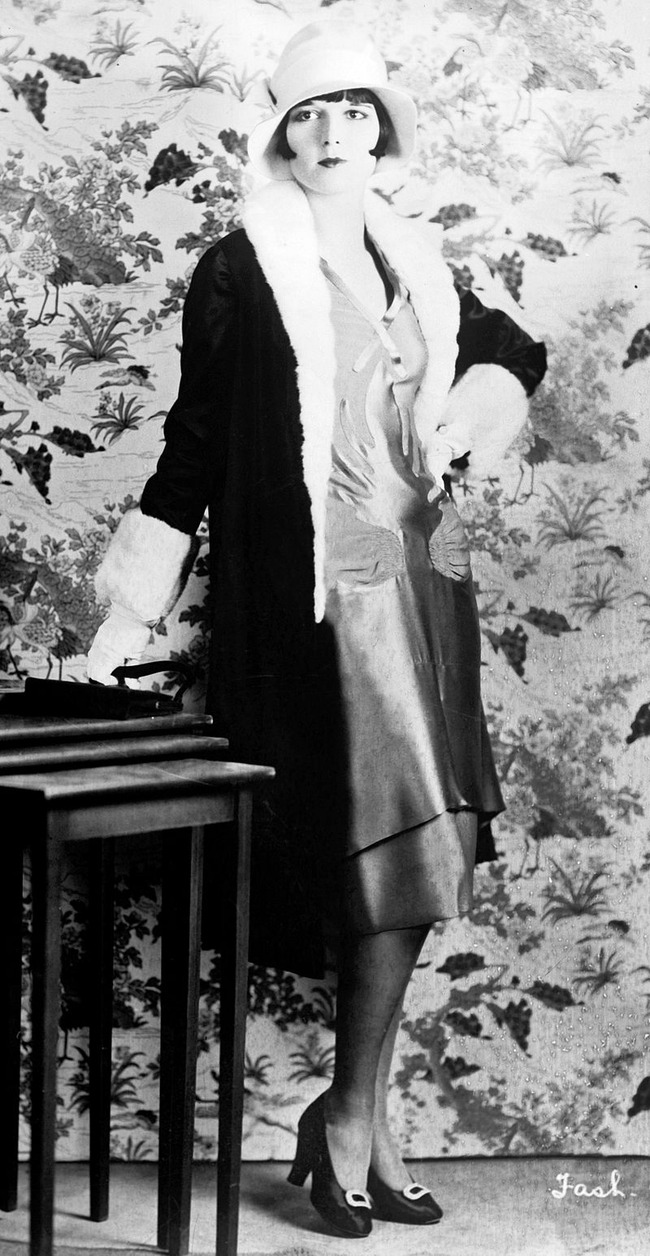 800px-Louise_Brooks_ggbain_32453u_crop