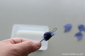 DIY和紙アクセサリー・和紙玉ハンドメイドピアスの作り方 (和紙を貼る)