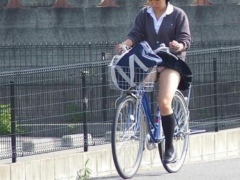 【パンチラ】ミニで自転車を漕ぐとどうなるか＾＾！もちろんゴックンパンチラだよね＾＾