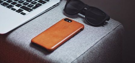 スマホにケースとかフィルムとか貼って保護してるやつマジださくね？