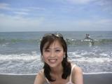 海をバックに