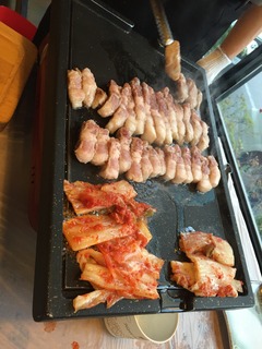 上で肉を焼いて下でキムチを焼きます