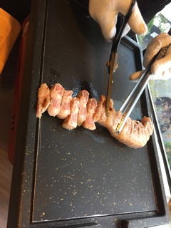 お店の人が焼いてくれます