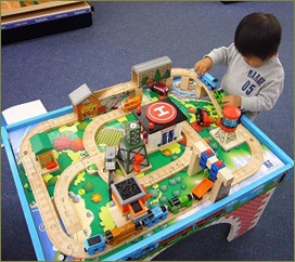うちの子が遊んでたおもちゃをよその子が奪いうちの子ギャン泣き。その後風船プールに行ったら赤ちゃんの親に「危ない危ないw踏まれちゃうw」って邪魔者扱いされた
