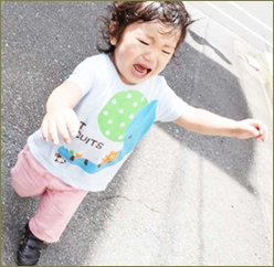 2歳の息子が親の歩くスピードについて来られない。アスレチックで遊ばせても怖がって泣くばかり。褒めても宥めても号泣。意気地がなさすぎて育てたくなくなる