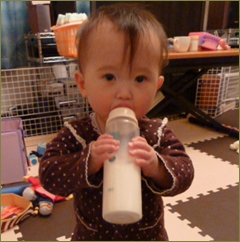 もうすぐ2歳の子供に哺乳瓶に牛乳を入れて渡してるママ友。子供は青っぱな垂らして遊びながらダラダラ牛乳を飲み哺乳瓶をそこらへんにポイ。うちの娘がうっかり口に入れちゃった!