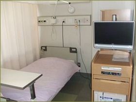 切迫で入院中。同室の妊婦さんがカーテン開けて「テレビ見せて」。OKしたら「ドラマ見せて」→後日、テレビカードを挿したまま病室を留守にしたら…