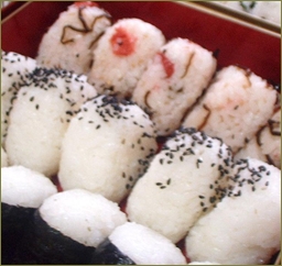 新郎母「花嫁さんは当日食べられないから」と重箱に弁当を詰めて持参。緊張のあまり食べられない新婦。新郎&友人「もったいないからくれよ」新郎母「あっそれは…」→結果