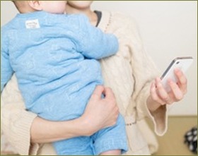 兄夫婦が遊びに来た。2ヶ月の赤ん坊を抱っこしながらツイッターしてたら「そういうのよくないよ」はぁ!?アンタに迷惑かけてないじゃん!優等生ぶんな!