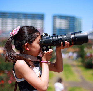 小２の娘の同級生のお父さんがカメラが趣味で、運動会などで娘が写ってる写真をくれる。それはいいけど、娘のデータをその人が持ってるのが気分悪い。データ消してくれないかな