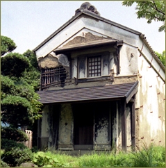 実家に蔵があった。「お化けが出るから入るな」と言われてた。大人になって帰省した時に錠が壊れたから入ってみたら…