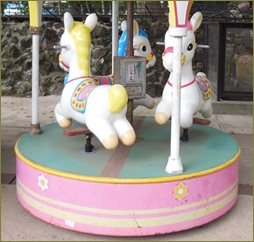 ゲームセンターで動いてる遊具に乗ってるうちの子を押しのけて乗りたがるよその子。親が見当たらないので叱るとふてくされ、他の子が遊んでるモグラ叩きを取り上げ遊び出した