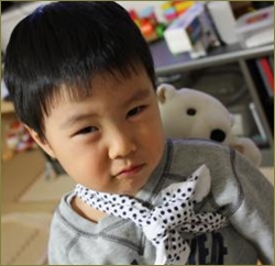 4歳の息子が嫌い。小声でボソボソ話すしネガティブな発言ばかり。近所の人に挨拶されてもシカト。2歳の妹はまともに喋れるのに。もう施設に預けようかな