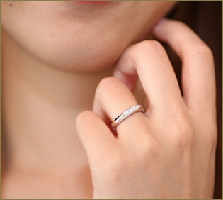 アクセサリーが苦手なので結婚指輪をつけてないだけなのに、近所の奥さんから「あの人シンママだから相手にしない方がいいよw」と言われてるらしい…