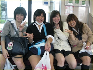 見知らぬエネ夫が奥さんに電車内で偉そうに説教。隣の女子高生「うちの姉ちゃんの旦那がマザコンでさ~」「うっそ、マジキモ」→エネ夫に睨みつけられ「は?おっさんの話じゃねーし」