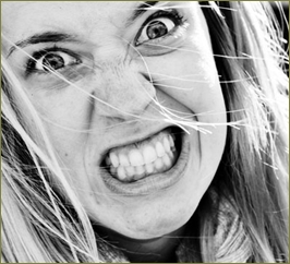 新築の家の大きな窓に妙な人影が。子供と「何だろうね」と見ていたらその家のママさんが「なんで人の家を覗いてるのよおぉぉぉ」と髪を振り乱しながら出てきた